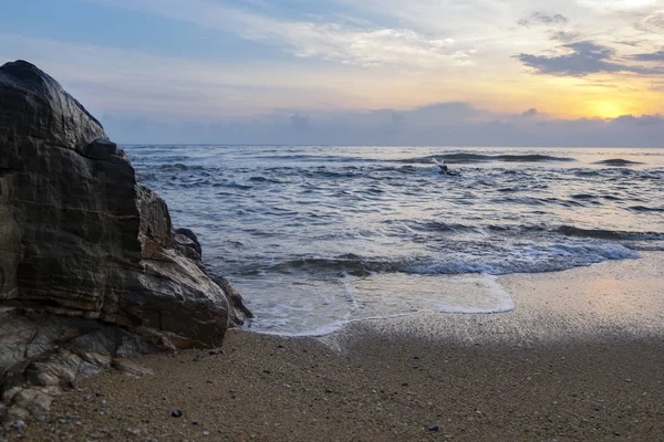 Concepto de viaje y ocio, hermoso paisaje con vista al mar sobre el impresionante rayo de luz background.sunlight amanecer y suave ola golpeando la playa de arena — Foto de Stock