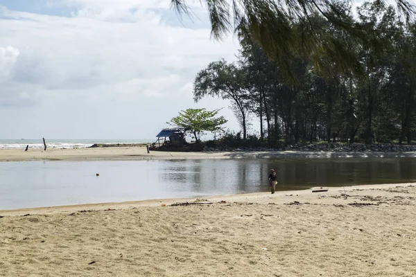 Laguna de Kuala Ibai ubicada en Terengganu, Malasia. marea baja y playa de arena — Foto de Stock
