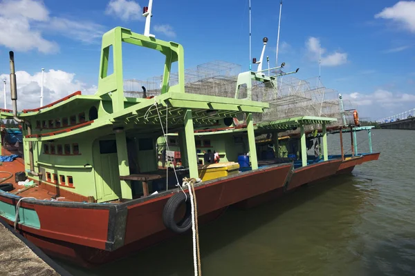 Bateau de pêcheur amarré au port situé à Terengganu, Malaisie — Photo