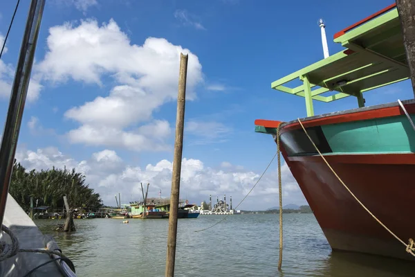 Fischerboot liegt im Hafen von Terengganu, Malaysia — Stockfoto