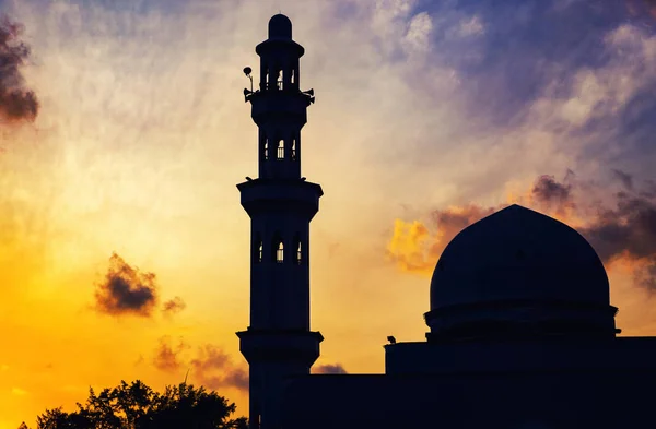 Купол и минарет мечети на удивительном фоне восхода солнца — стоковое фото