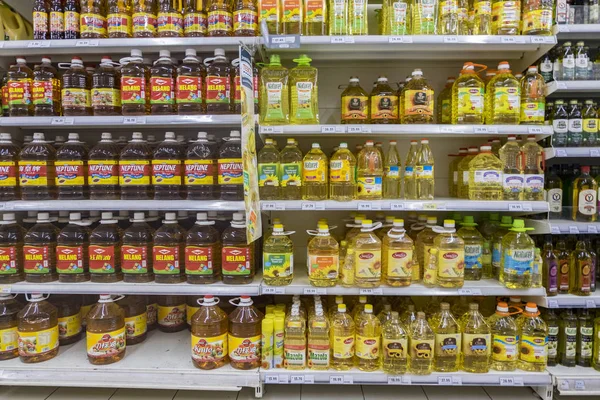 Selangor, Malezya - 12 Haziran, 2017: çeşitli gıda sirke ve pişirme yağ hypermart Puncak Alam, Malezya rafa ekranda