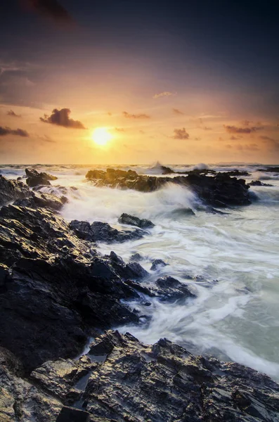 Increíble fondo de paisaje marino de la naturaleza con hermoso color de la salida del sol, enfoque suave debido a la larga exposición . — Foto de Stock