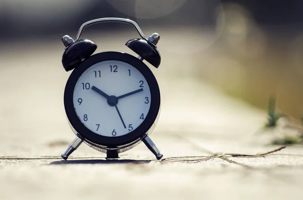 Recortado y primer plano reloj despertador vintage para el concepto de gestión del tiempo —  Fotos de Stock