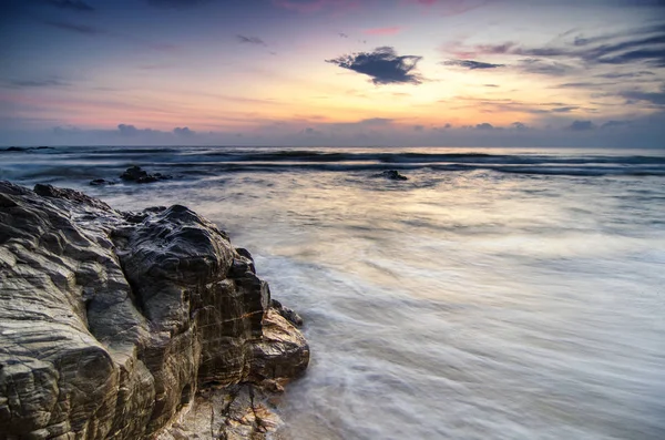 Concepto de viaje y ocio, hermoso paisaje con vista al mar sobre aturdimiento — Foto de Stock