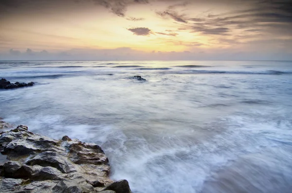 Concepto de viaje y ocio, hermoso paisaje con vista al mar sobre aturdimiento — Foto de Stock