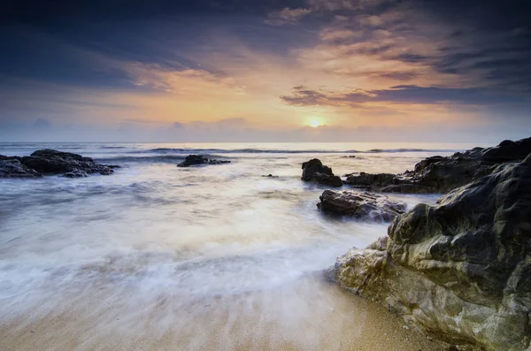 선라이즈, 긴 노출으로 인해 소프트 포커스의 아름 다운 색상으로 놀라운 자연 바다 배경. — 스톡 사진