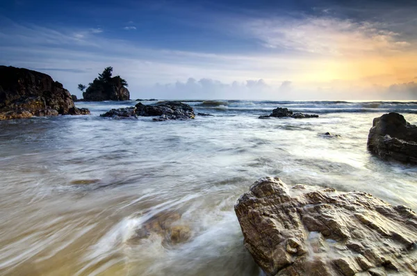 Increíble fondo de paisaje marino de la naturaleza con hermoso color de la salida del sol, enfoque suave debido a la larga exposición . — Foto de Stock