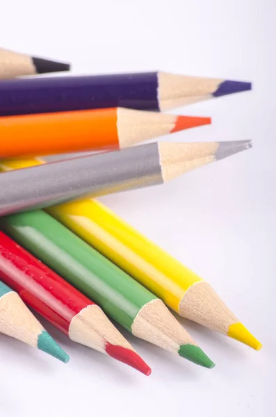 Lápiz de color colorido apilado sobre fondo blanco ideal para volver a la escuela y el concepto de educación —  Fotos de Stock