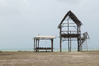 Bambu kulübe güzel bir plaj ve tropikal deniz altında parlak güneşli bir günde