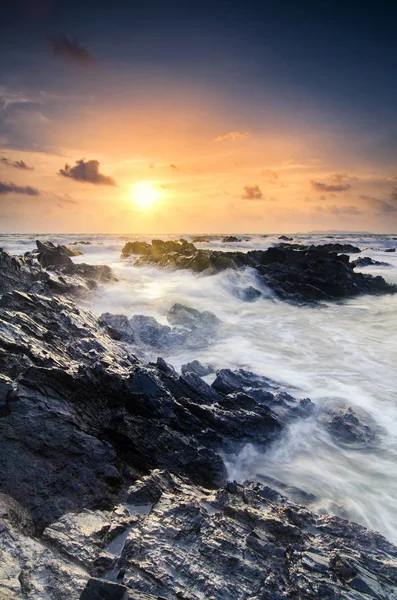 Increíble fondo de paisaje marino de la naturaleza con hermoso color de la salida del sol, enfoque suave debido a la larga exposición . — Foto de Stock