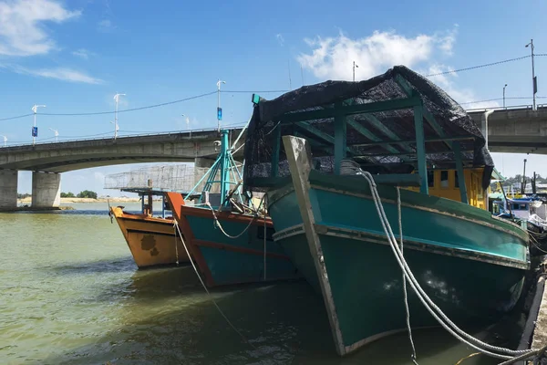 Horgász csónak kikötve kikötőben található: Terengganu, Malajzia — Stock Fotó