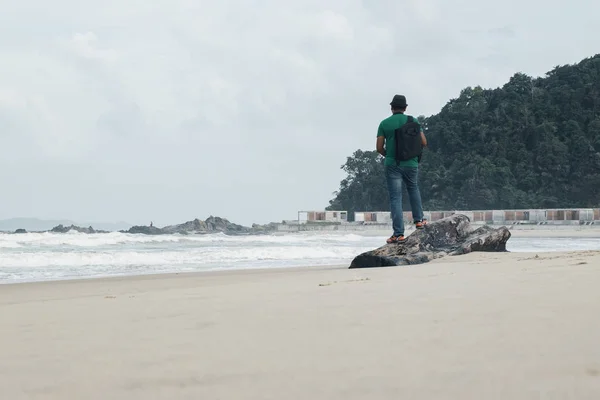 レジャー、レクリエーションと幸福のイメージ コンセプト。孤独な男の美しいエキゾチックなビーチの上に立って — ストック写真