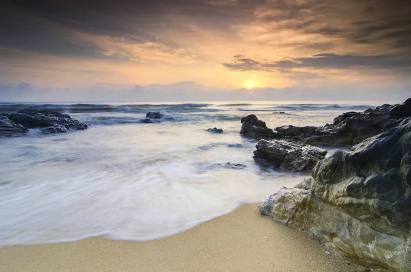 여행 및 레저 개념, 멋진 일출 background.sunlight 빔과 부드러운 물결 치는 모래 해변 아름 다운 바다 보기 풍경 — 스톡 사진