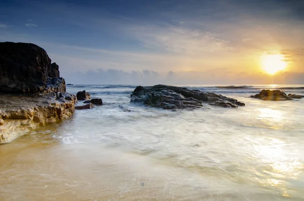 Concepto de viaje y ocio, hermoso paisaje con vista al mar sobre el impresionante rayo de luz background.sunlight amanecer y suave ola golpeando la playa de arena — Foto de Stock