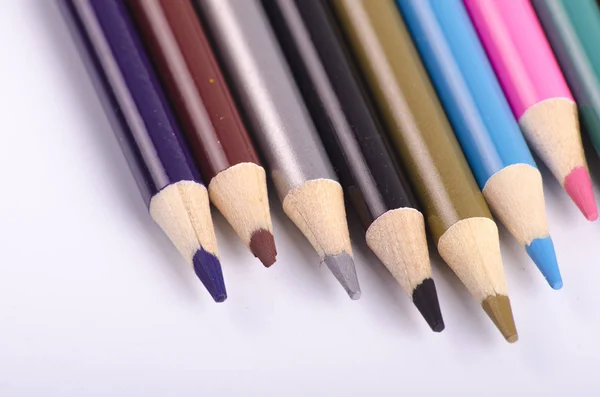 Pensil warna-warni ditumpuk pada latar belakang putih ideal untuk konsep back-to-school dan pendidikan — Stok Foto