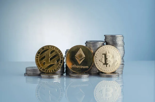 Dünya çapında cryptocurrency için kavramsal görüntü içeren Bitcoin, Ethereum ve Litecoins