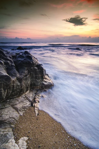 Concepto de viaje y ocio, hermoso paisaje con vista al mar sobre el impresionante rayo de luz background.sunlight amanecer y suave ola golpeando la playa de arena — Foto de Stock