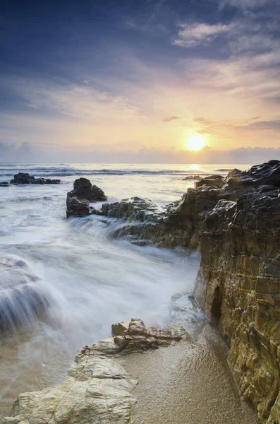 Concepto de viaje y ocio, hermoso paisaje con vista al mar sobre el impresionante rayo de luz background.sunlight amanecer y suave ola golpeando la playa de arena — Foto de Stock