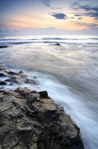 Resor och fritid koncept, vackra havet Visa landskap över fantastiska sunrise background.sunlight balk och mjuk våg slå sandstrand — Stockfoto