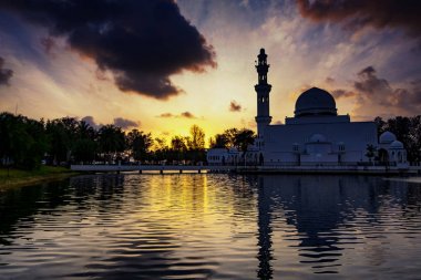 Güzel doğa ve yansıma Tengku Tengah Zaharah Camii, Terengganu Malezya bulunan en ikonik yüzen cami.