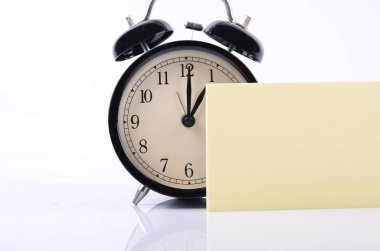 Not ve zamanlama kavramı, vintage çalar saat ve sarı yapışkan not defteri ile kopya alanı metin tablo için listeleme