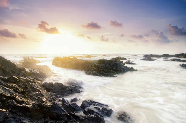 Concepto de viaje y ocio, hermoso paisaje con vista al mar sobre el impresionante rayo de luz background.sunlight amanecer y suave ola golpeando la playa de arena — Foto de Stock