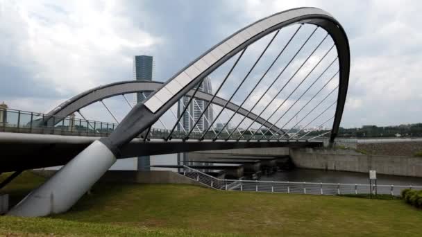 马来西亚普特拉贾亚标志性大桥的镜头 — 图库视频影像