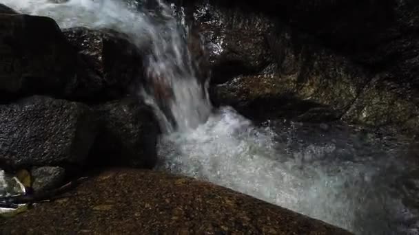 Närbild på film, flod forsar som rinner genom Mossy Rock — Stockvideo