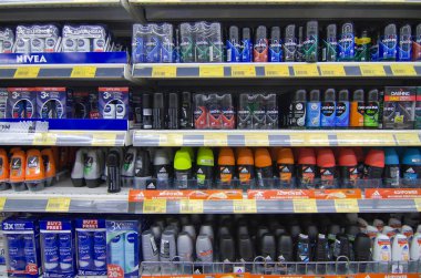 Kajang, Malezya-28 Mayıs 2019: Süpermarkette satışa sunulan vücut sağlığı ve deodorant ürünlerinin çeşitliliği