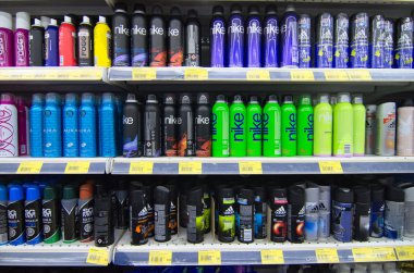 Kajang, Malezya-28 Mayıs 2019: Süpermarkette satışa sunulan vücut sağlığı ve deodorant ürünlerinin çeşitliliği