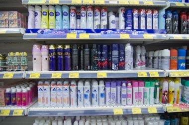 Kajang, Malezya-28 Mayıs 2019: Süpermarkette satışa sunulan vücut sağlığı ve deodorant ürünlerinin çeşitliliği