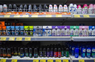 Kajang, Malezya-28 Mayıs 2019: Süpermarkette satışa sunulan vücut sağlığı ve deodorant ürünlerinin çeşitliliği
