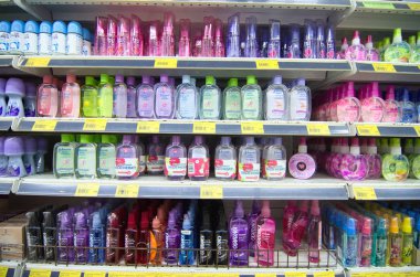 Kajang, Malezya - 28 Mayıs 2019: Süpermarkette çeşitli saç ve vücut bakım ürünleri sergilenen raflar