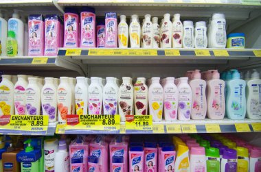 Kajang, Malezya - 28 Mayıs 2019: Süpermarkette çeşitli saç ve vücut bakım ürünleri sergilenen raflar