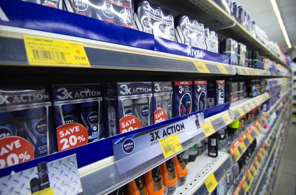 KAJANG, MALASIA-28 MAYO 2019: Desodorante Nivea en estantería para la venta en el supermercado — Foto de Stock