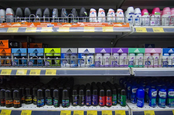 KAJANG, MALASIA-28 MAYO 2019: Variedad de productos para el cuidado del cuerpo y desodorantes en estantería para la venta en el supermercado — Foto de Stock