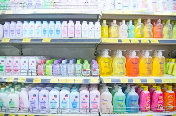 KAJANG, MALASIA - 28 DE MAYO DE 2019: Estantes con variedad de productos para el cuidado del cabello y del cuerpo para la exhibición de bebés en el supermercado — Foto de Stock