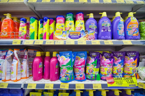 KAJANG, MALASIA - 28 DE MAYO DE 2019: Estantes con variedad de productos para el cuidado del cabello y del cuerpo para niños en el supermercado — Foto de Stock