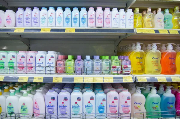 Kajang, Malezya - 28 Mayıs 2019: Süpermarkette bebek gösterimi için çeşitli saç ve vücut bakım ürünleri içeren raflar