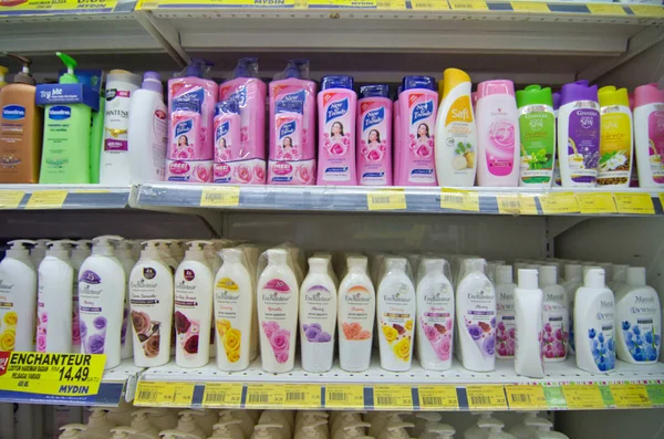 KAJANG, MALASIA - 28 DE MAYO DE 2019: Estantes con variedad de productos para el cuidado del cabello y del cuerpo exhibidos en el supermercado — Foto de Stock