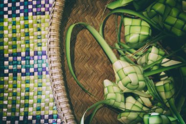 Ketupat (pirinç hamuru) kaplaması genç hindistan cevizi yapraklarından yapılır. Güneydoğu Asya 'da festival sezonunda yapılan yerel bir lezzettir.