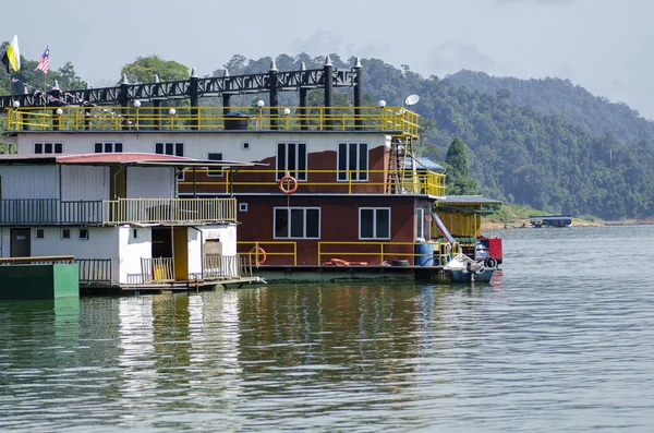 Boathouse plutind lângă lakeshore.it este transportul principal la Lacul Banding situat în statul Perak, Malaezia pentru turiști bucurați-vă de explorarea lacului — Fotografie, imagine de stoc