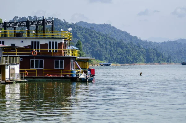 Boathouse plutind lângă lakeshore.it este transportul principal la Lacul Banding situat în statul Perak, Malaezia pentru turiști bucurați-vă de explorarea lacului — Fotografie, imagine de stoc