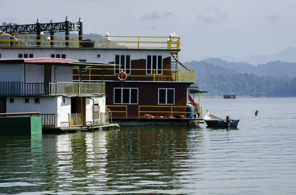 Boathouse plutind lângă lakeshore.it este transportul principal la Lacul Banding situat în statul Perak, Malaezia pentru turiști bucurați-vă de explorarea lacului — Fotografie, imagine de stoc