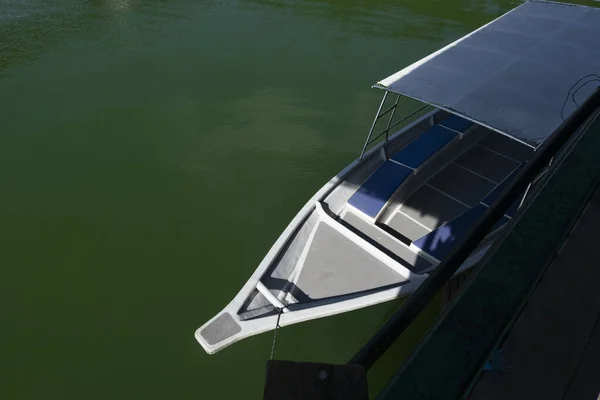 Волоконно-скоростной катер, плавающий рядом с boathouse.boat является основным транспортом на Banding Lake расположен в штате Перак, Малайзия — стоковое фото
