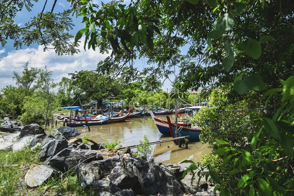 Hermoso paisaje rural, barco pescador amarrado cerca de embarcadero de madera sobre fondo de cielo azul — Foto de Stock