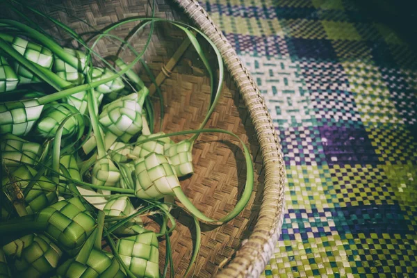 Ketupat (bola de masa de arroz) carcasa está hecha de hojas de coco jóvenes. Es un manjar local durante la temporada festiva en el sudeste asiático. —  Fotos de Stock