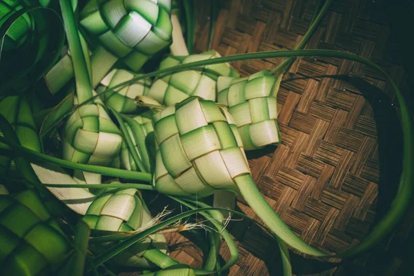 Ketupat (ris dumpling) beklædning er lavet af unge kokosnød blade. Det er en lokal delikatesse i den festlige sæson i Sydøstasien - Stock-foto