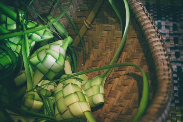 Ketupat (bola de masa de arroz) carcasa está hecha de hojas de coco jóvenes. Es un manjar local durante la temporada festiva en el sudeste asiático. —  Fotos de Stock